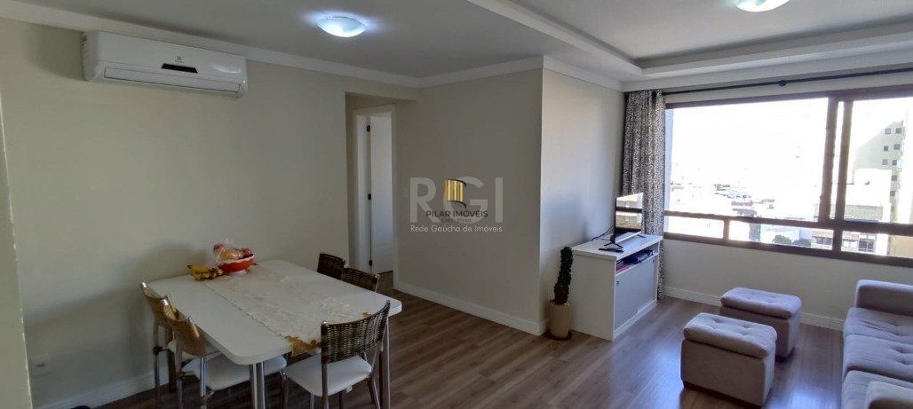 Excelente, amplo e ensolarado apartamento 3 dormitórios sendo 1 suíte, com living 2 ambientes, banheiro social, semimobiliado e com 2 vagas de garagem.