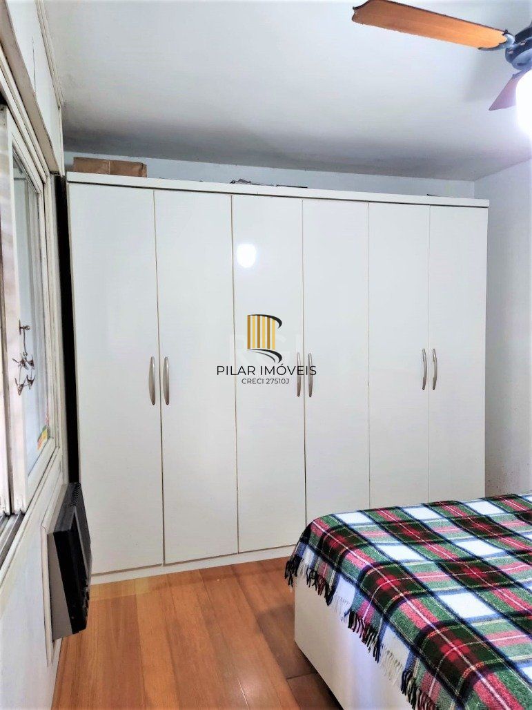 Apartamento 2 dormitórios semimobiliado, living 2 ambientes com lareira, cozinha e área de serviço, banheiro social, sacada e churrasqueira. 