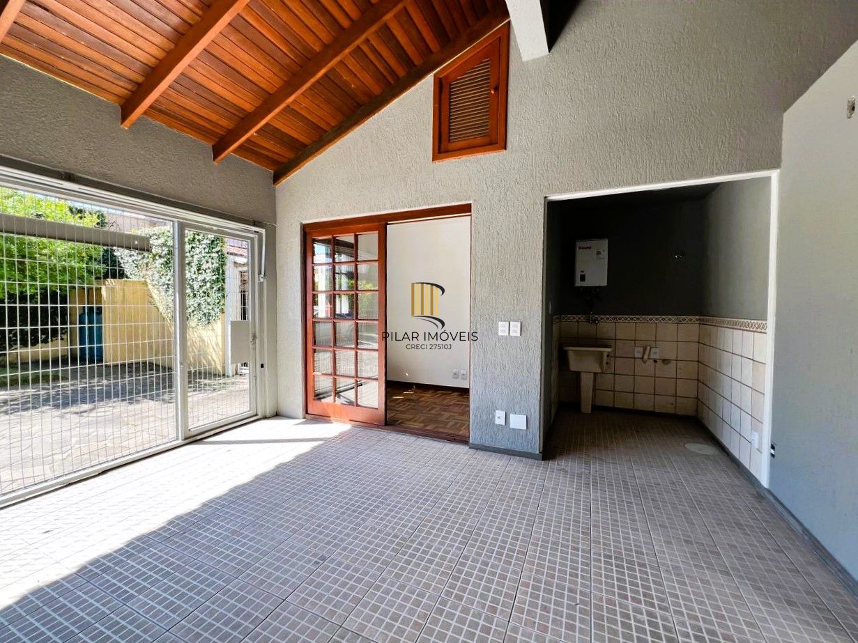 INCRÍVEL CASA COM LAREIRA E ESPAÇO GOOURMET EM CONDOMINIO NO BAIRRO IPANEMA!