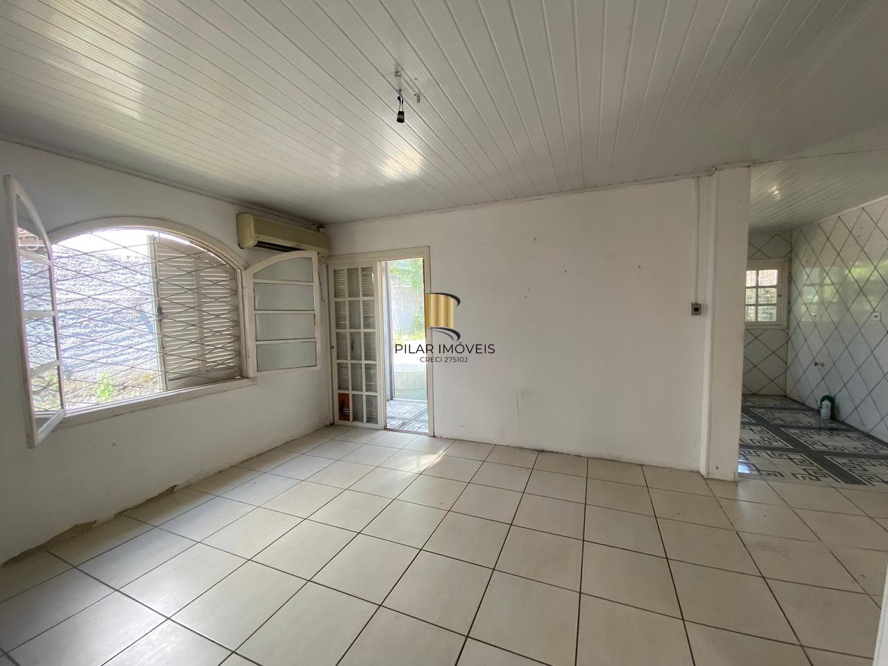CASA AMPLA E ESPAÇOSA NO BAIRRO GLÓRIA EM PORTO ALEGRE.