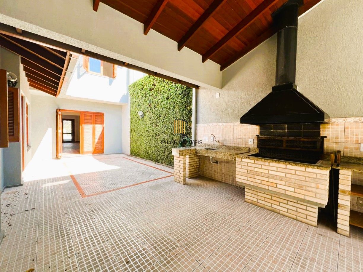 INCRÍVEL CASA COM LAREIRA E ESPAÇO GOOURMET EM CONDOMINIO NO BAIRRO IPANEMA!