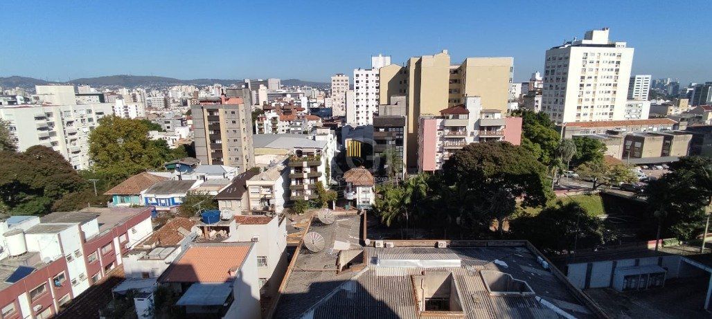 Excelente, amplo e ensolarado apartamento 3 dormitórios sendo 1 suíte, com living 2 ambientes, banheiro social, semimobiliado e com 2 vagas de garagem.