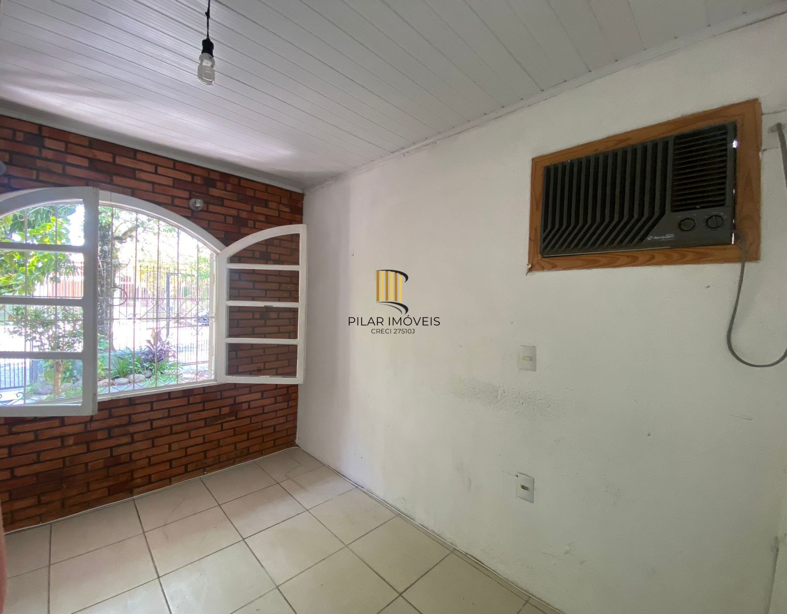 CASA AMPLA E ESPAÇOSA NO BAIRRO GLÓRIA EM PORTO ALEGRE.