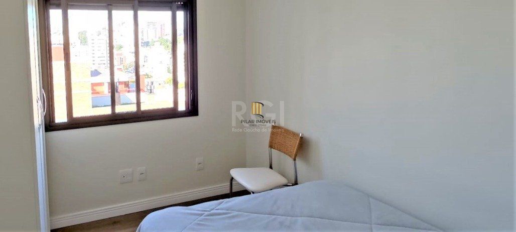 Excelente, amplo e ensolarado apartamento 3 dormitórios sendo 1 suíte, com living 2 ambientes, banheiro social, semimobiliado e com 2 vagas de garagem.