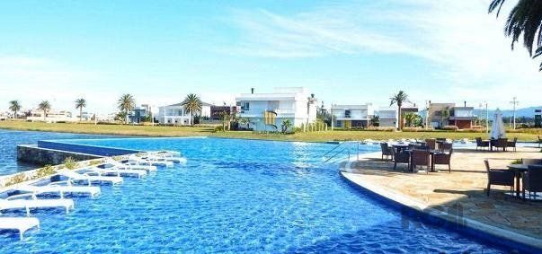 MAGNÍFICA MANSÃO A BEIRA LAGO NO COND. ENSEADA - 6 SUÍTES, 8 BANHEIROS E 2 VAGAS