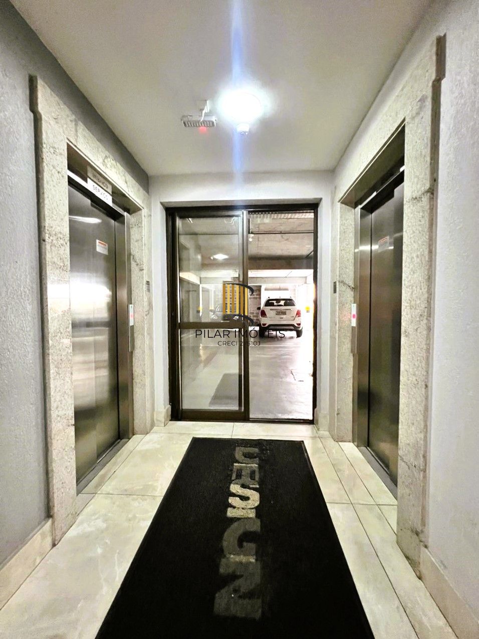 Apartamento 2 dormitórios semimobiliado com box duplo e Infra no Menino Deus