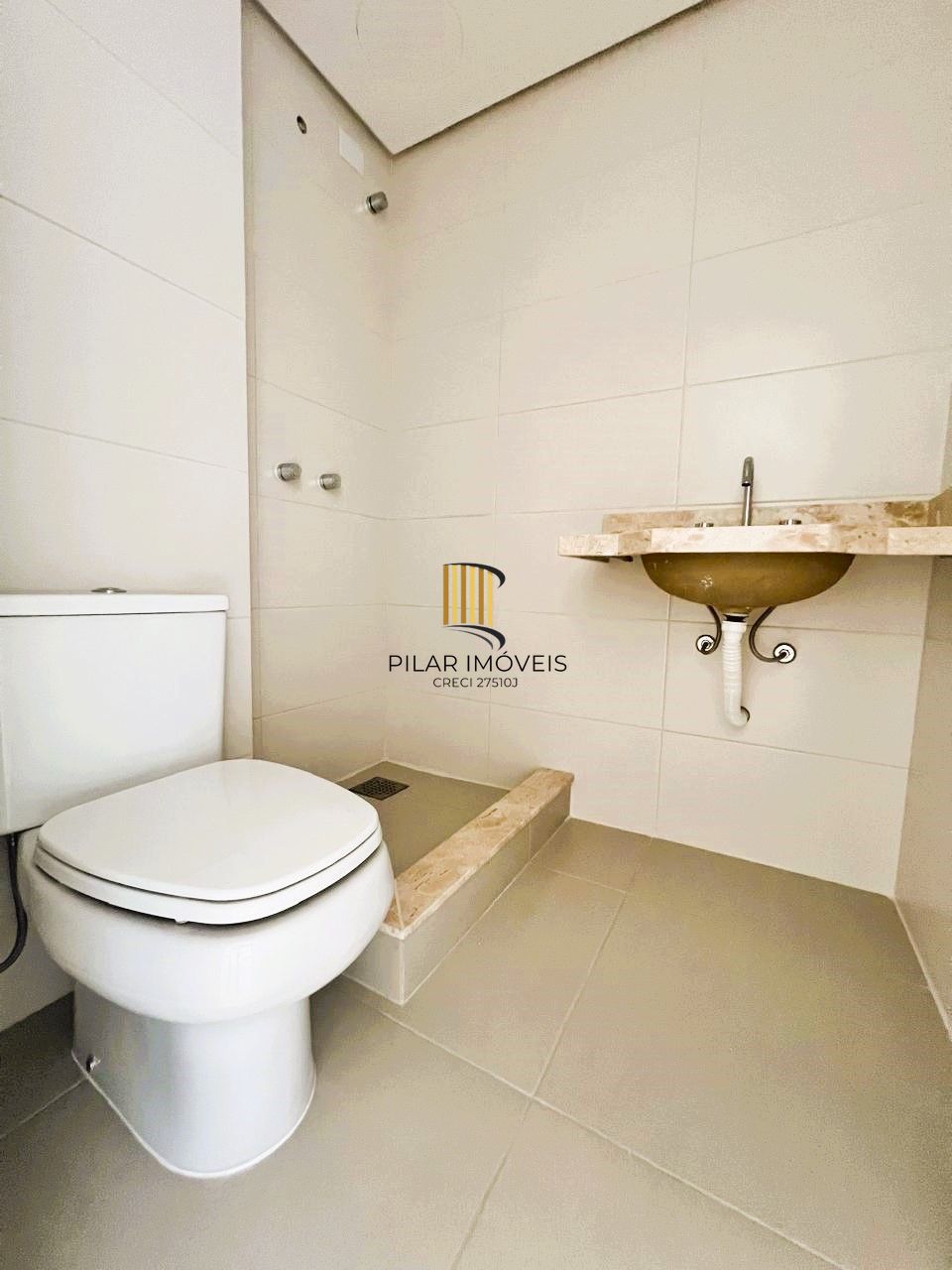 BAIRRO AUXILIADORA - APTO. NOVO 2 DORMITÓRIOS COM 1 SUÍTE E VAGA COBERTA.