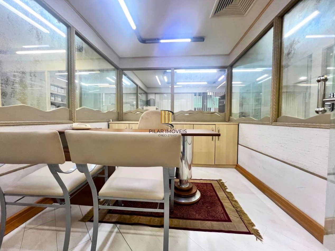 AMPLA SALA COMERCIAL NO CENTRO DE PORTO ALEGRE, DE FRENTE,  MOBILIADA E DECORADA!