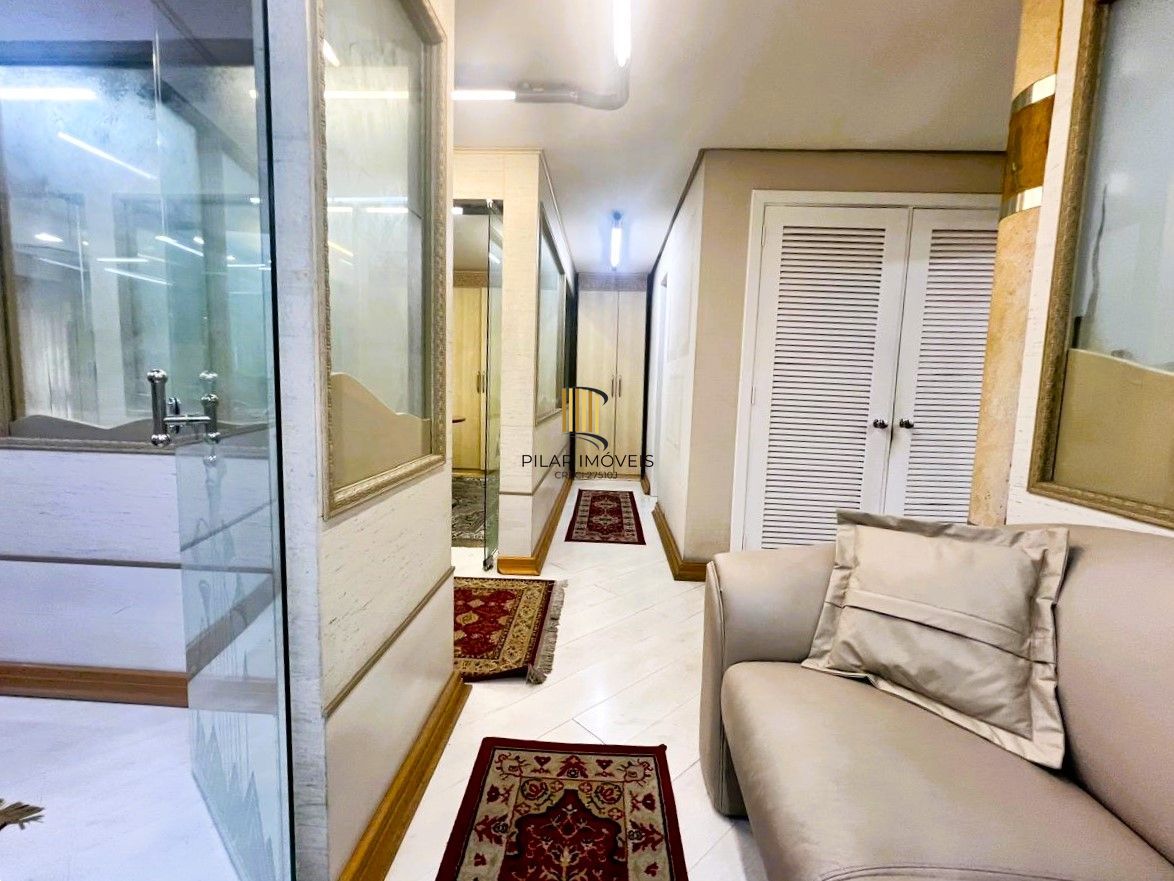 AMPLA SALA COMERCIAL NO CENTRO DE PORTO ALEGRE, DE FRENTE,  MOBILIADA E DECORADA!