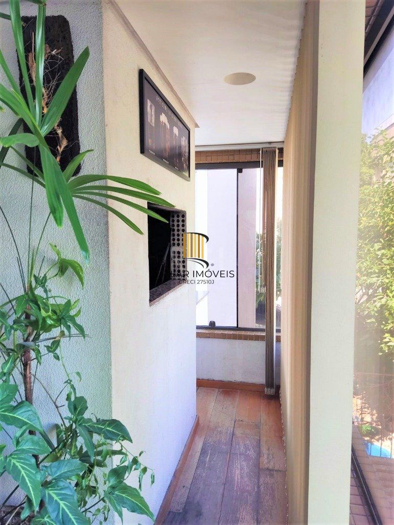 Apartamento 2 dormitórios semimobiliado, living 2 ambientes com lareira, cozinha e área de serviço, banheiro social, sacada e churrasqueira. 