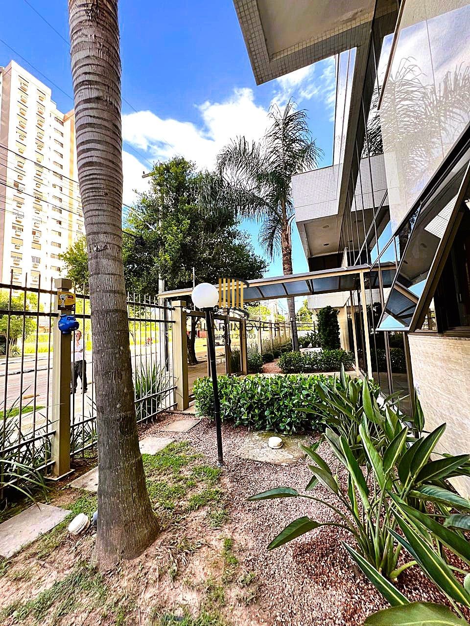 Apartamento 2 dormitórios semimobiliado com box duplo e Infra no Menino Deus