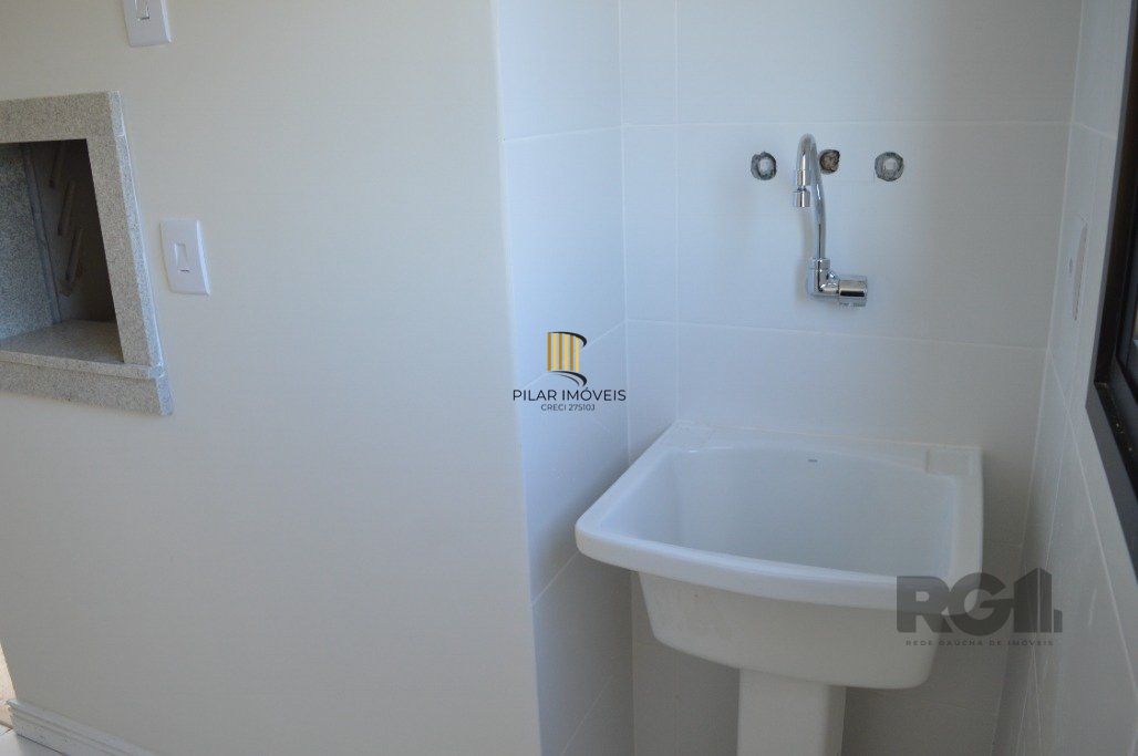 Lindo apartamento 2 dormitórios com 2 suítes, lavabo, vaga de garagem, amplo living 2 ambientes e cozinha com churrasqueira.