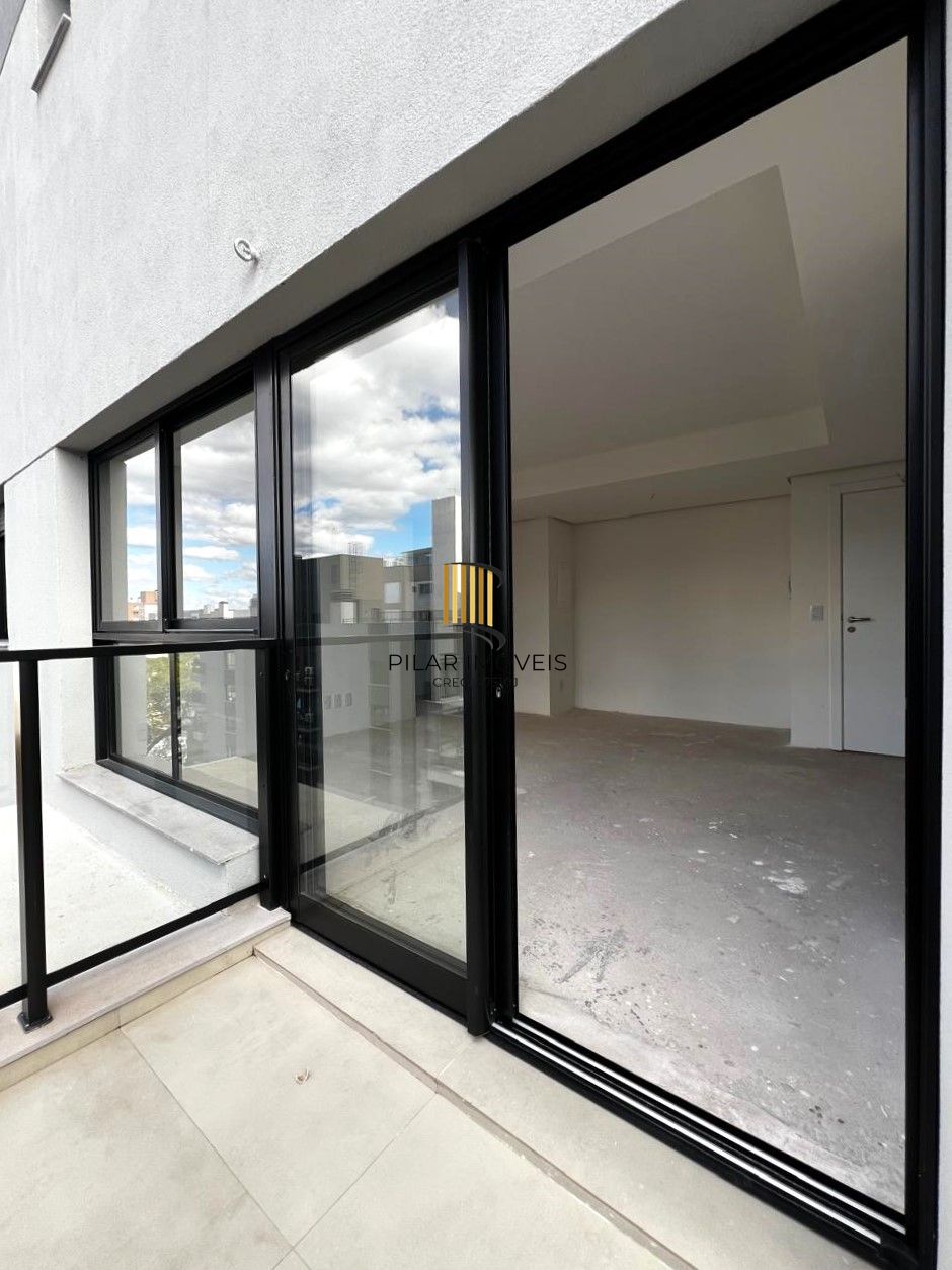 Excelente apartamento 2 dormitórios com sacada e vaga coberta no Petrópolis