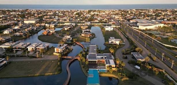 MAGNÍFICA MANSÃO A BEIRA LAGO NO COND. ENSEADA - 6 SUÍTES, 8 BANHEIROS E 2 VAGAS
