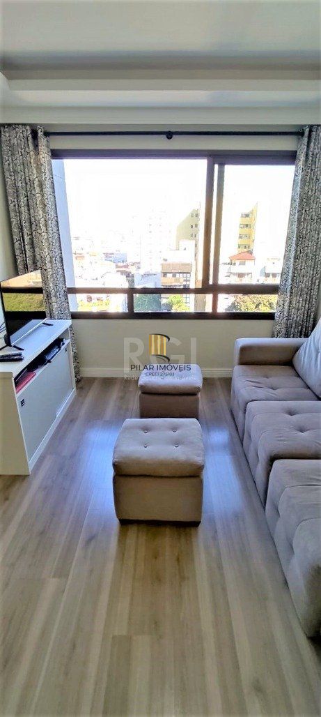 Excelente, amplo e ensolarado apartamento 3 dormitórios sendo 1 suíte, com living 2 ambientes, banheiro social, semimobiliado e com 2 vagas de garagem.