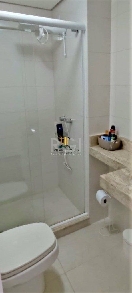Excelente, amplo e ensolarado apartamento 3 dormitórios sendo 1 suíte, com living 2 ambientes, banheiro social, semimobiliado e com 2 vagas de garagem.