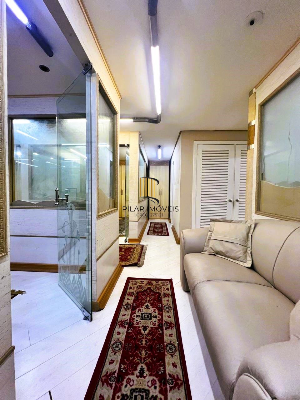 AMPLA SALA COMERCIAL NO CENTRO DE PORTO ALEGRE, DE FRENTE,  MOBILIADA E DECORADA!