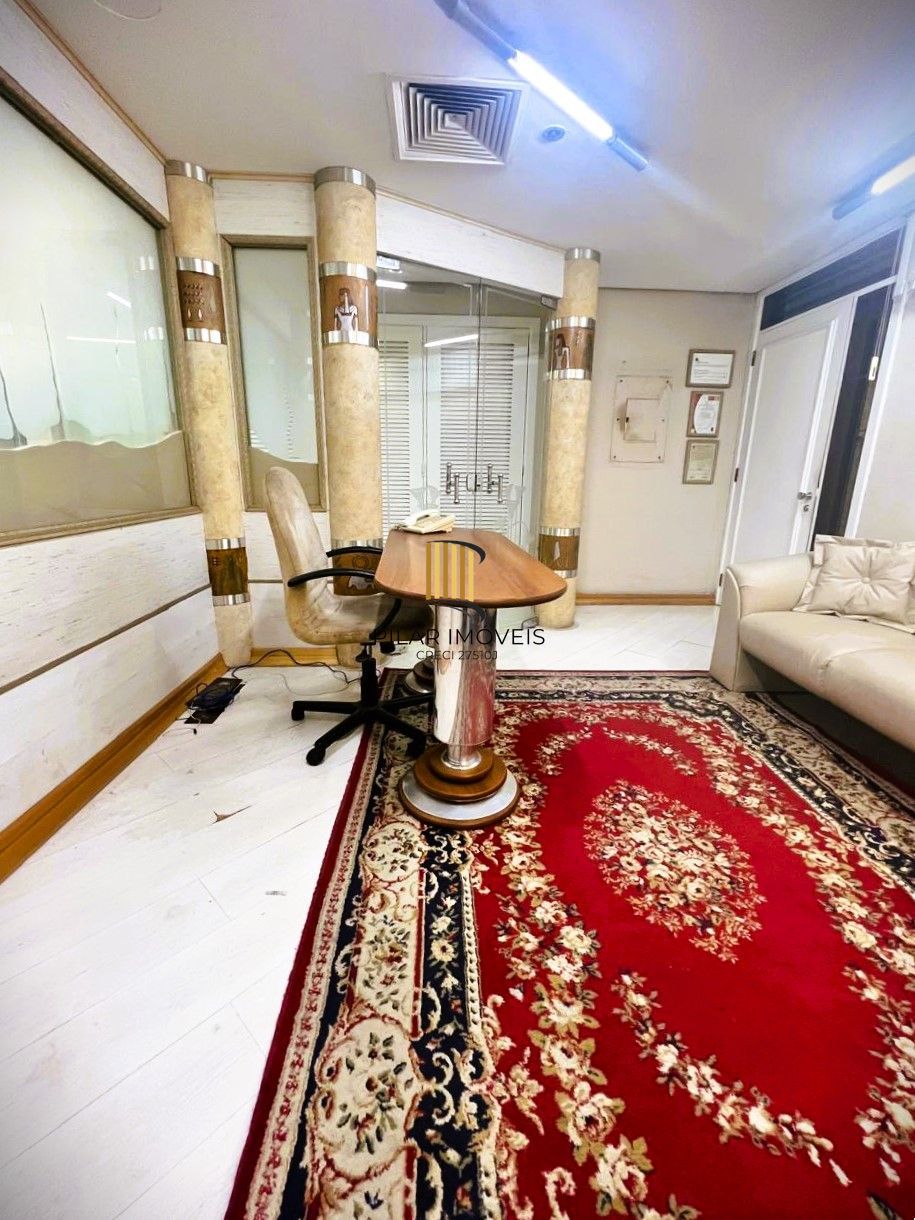 AMPLA SALA COMERCIAL NO CENTRO DE PORTO ALEGRE, DE FRENTE,  MOBILIADA E DECORADA!