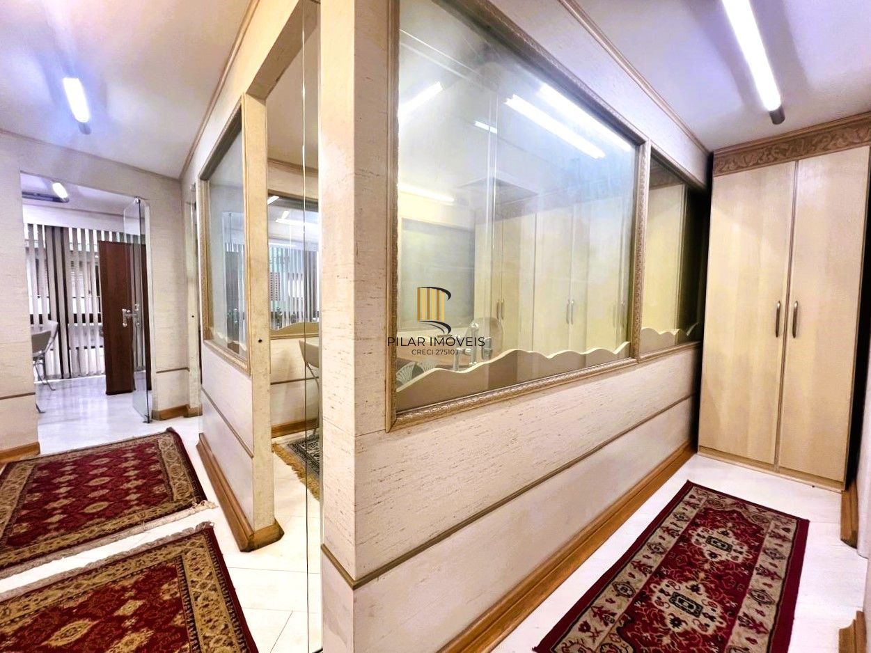 AMPLA SALA COMERCIAL NO CENTRO DE PORTO ALEGRE, DE FRENTE,  MOBILIADA E DECORADA!