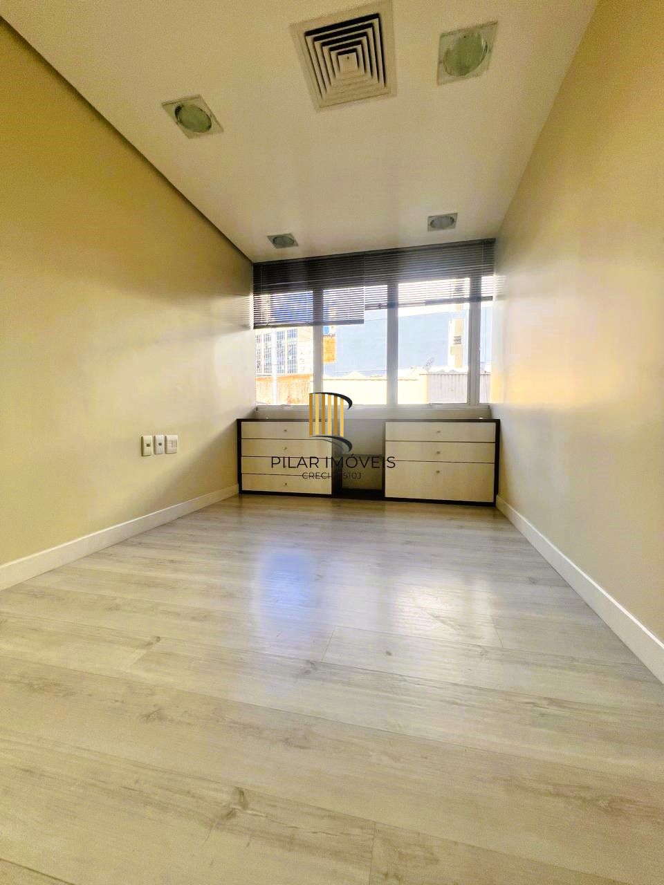 SALA COMERCIAL SEMIMOBILIADA COM VAGA, PARA VENDA OU LOCAÇÃO NO BAIRRO CENTRO HOSTÓRICO!