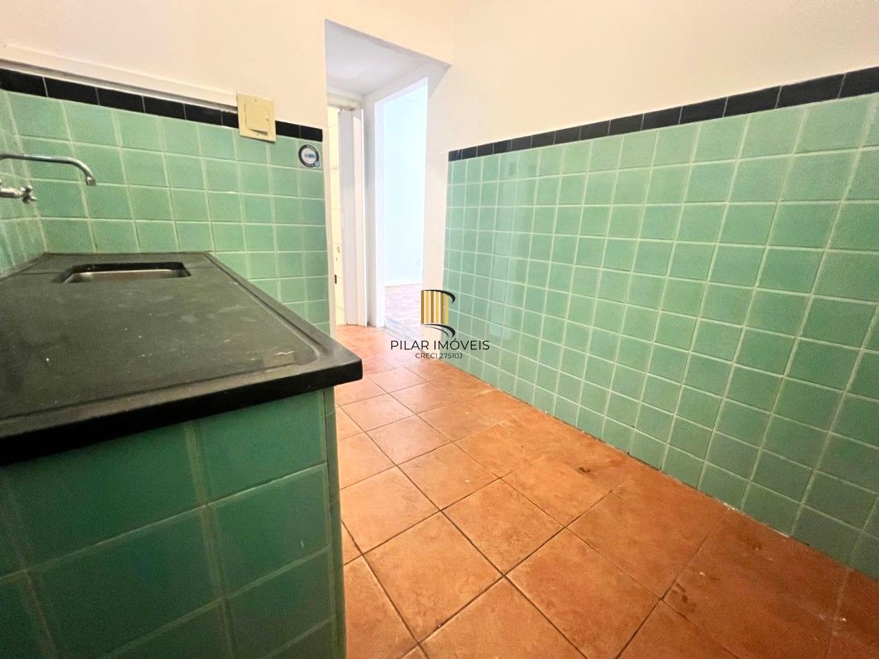 No Centro de Porto Alegre, apartamento 1 dormitório de frente e com sacada!