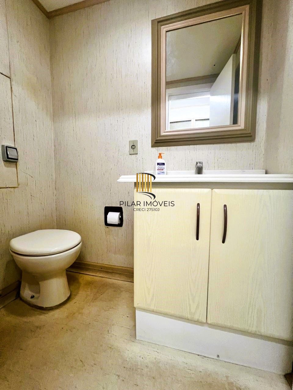 AMPLA SALA COMERCIAL NO CENTRO DE PORTO ALEGRE, DE FRENTE,  MOBILIADA E DECORADA!