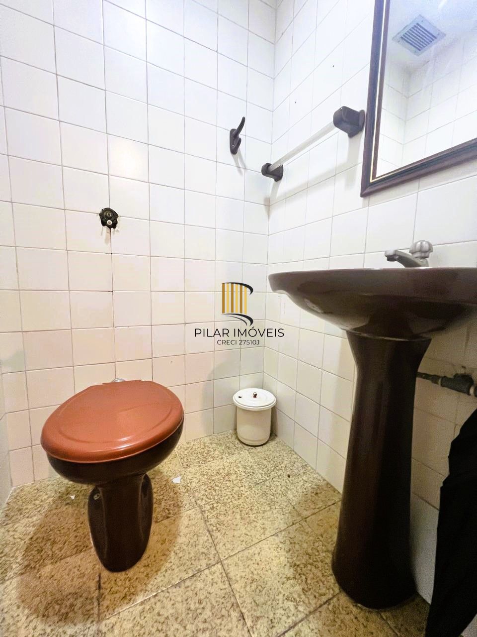 AMPLA SALA COMERCIAL NO CENTRO DE PORTO ALEGRE, DE FRENTE,  MOBILIADA E DECORADA!