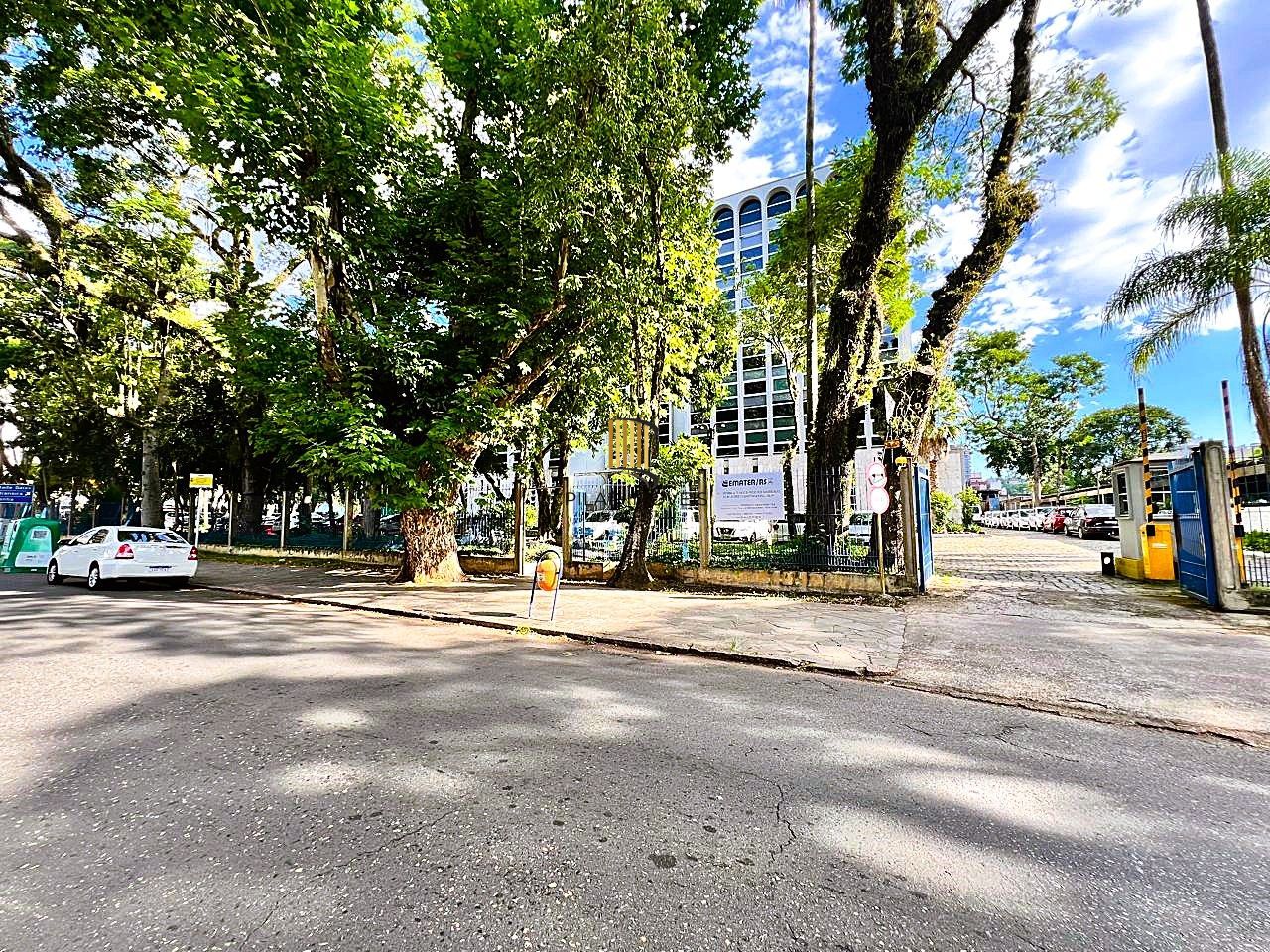 Apartamento 2 dormitórios semimobiliado com box duplo e Infra no Menino Deus