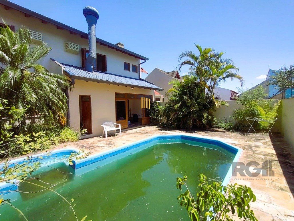 lindíssima e confortável casa com 3 quartos, piscina e 3 vagas no Parque Santa Fé em Porto Alegre!