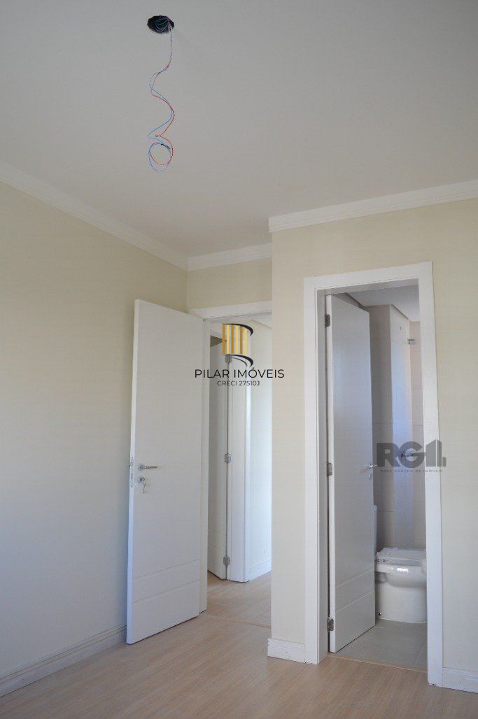 Lindo apartamento 2 dormitórios com 2 suítes, lavabo, vaga de garagem, amplo living 2 ambientes e cozinha com churrasqueira.