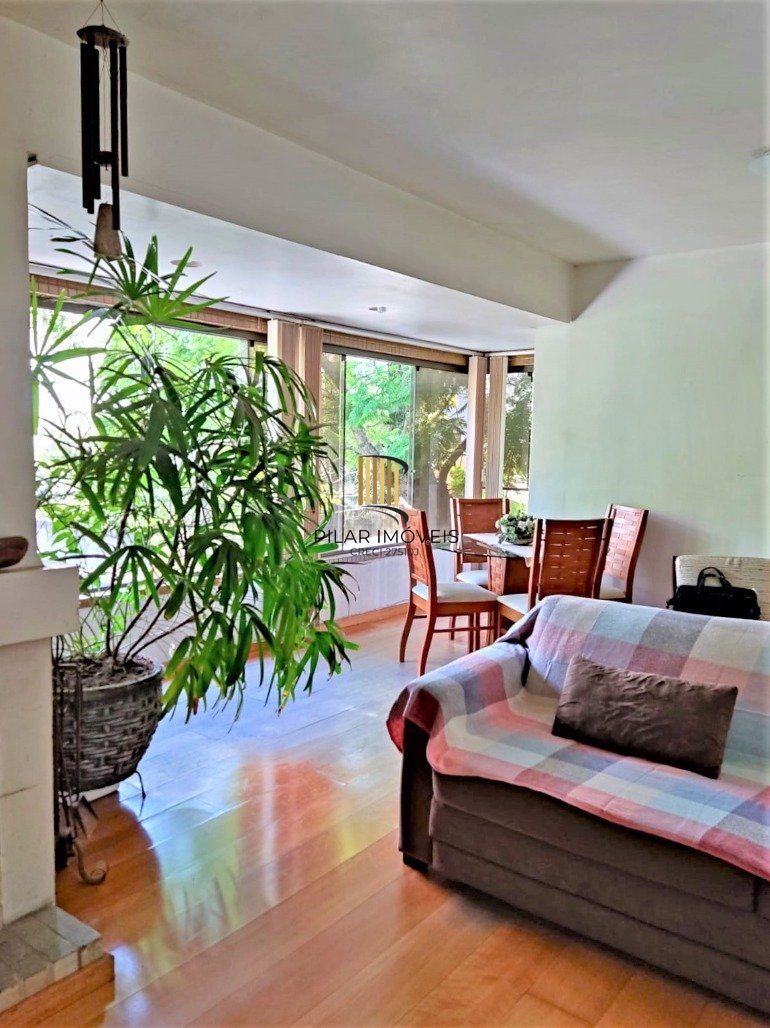 Apartamento 2 dormitórios semimobiliado, living 2 ambientes com lareira, cozinha e área de serviço, banheiro social, sacada e churrasqueira. 
