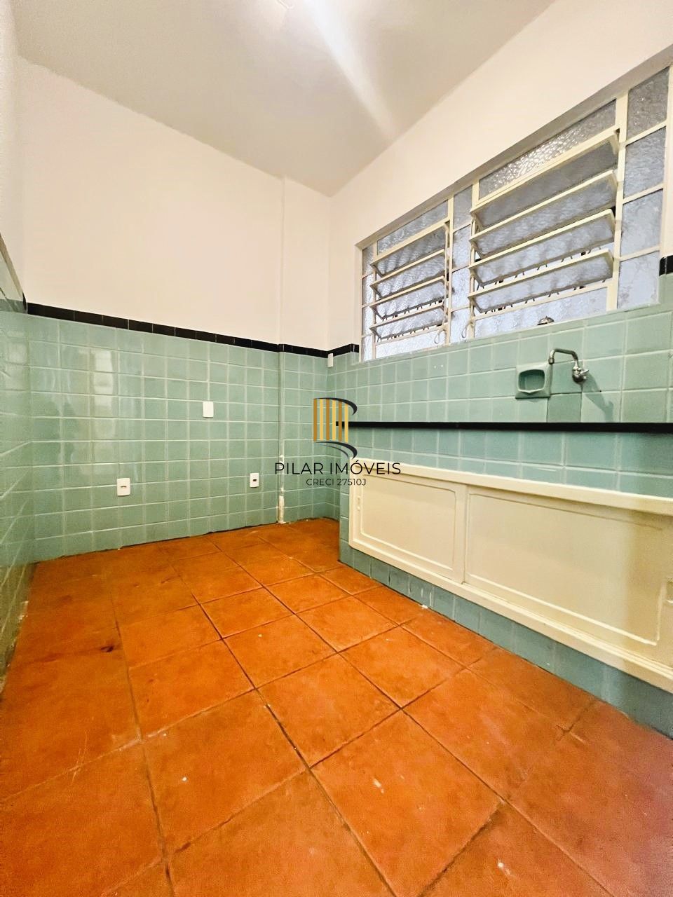 No Centro de Porto Alegre, apartamento 1 dormitório de frente e com sacada!