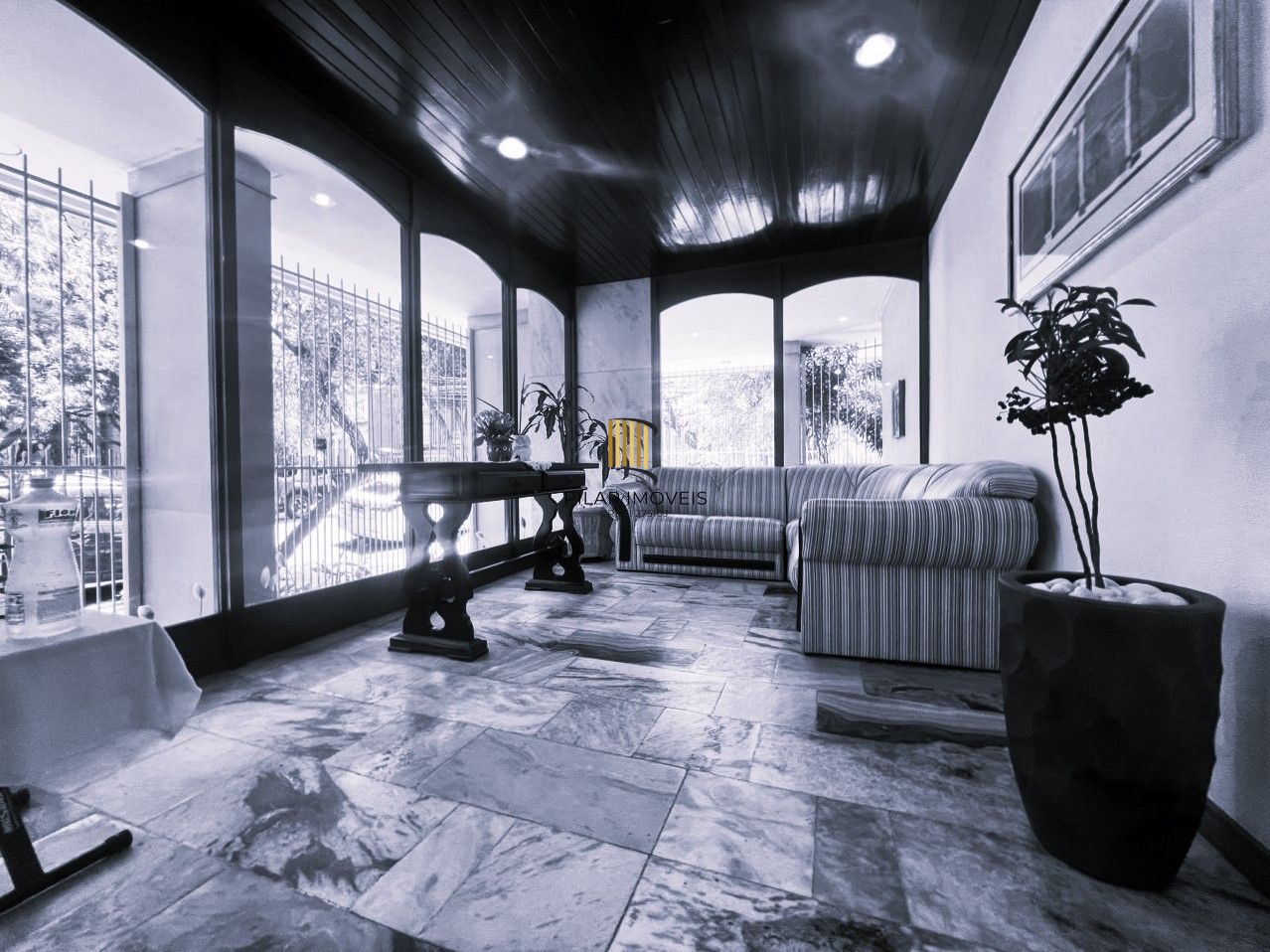 Apartamento 2 dormitórios com dependência em andar alto no Bairro Bom Fim