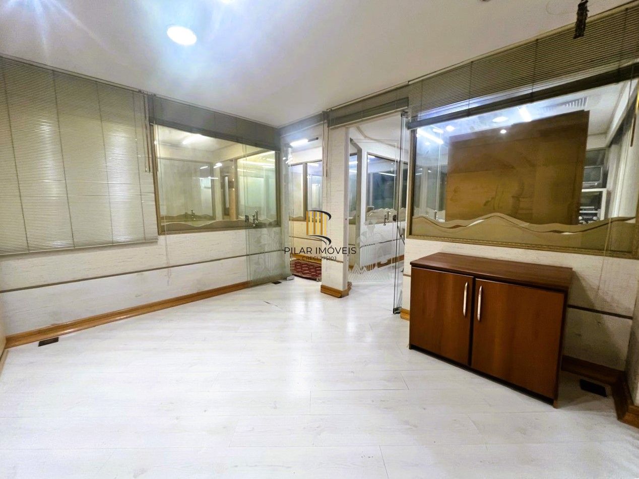 AMPLA SALA COMERCIAL NO CENTRO DE PORTO ALEGRE, DE FRENTE,  MOBILIADA E DECORADA!