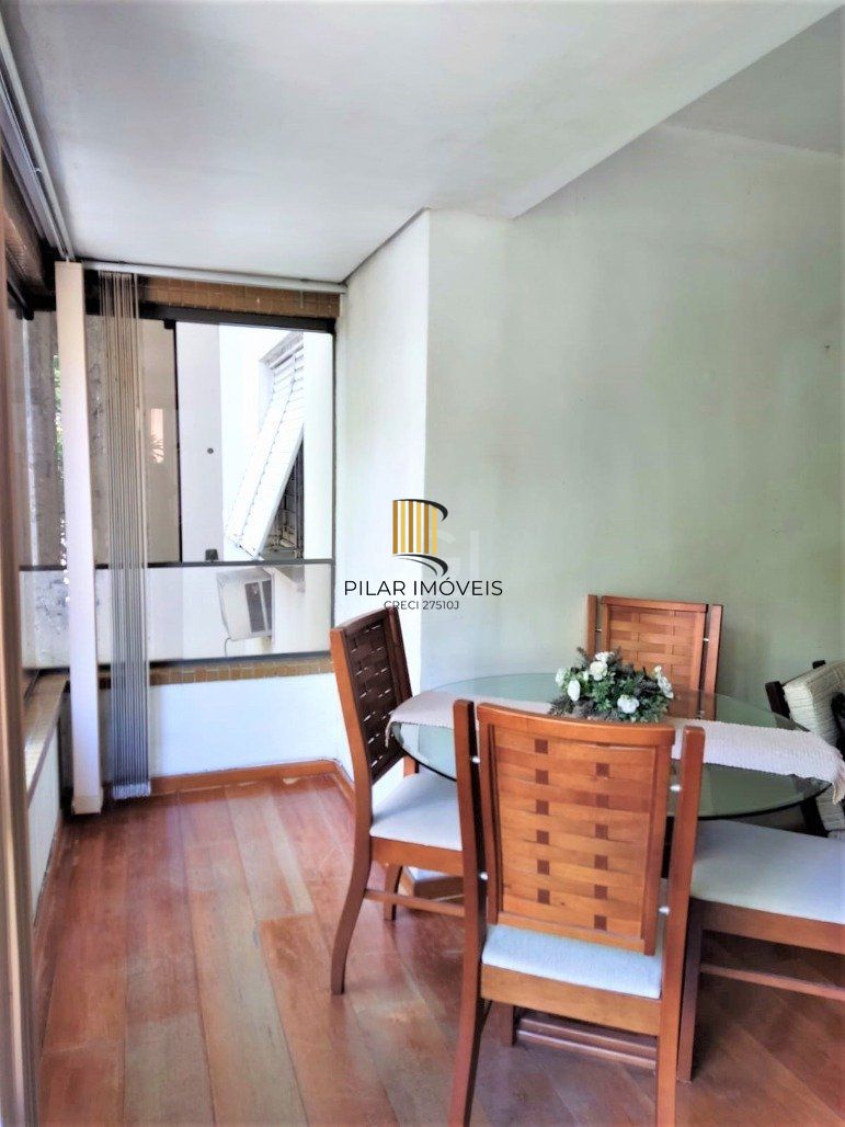 Apartamento 2 dormitórios semimobiliado, living 2 ambientes com lareira, cozinha e área de serviço, banheiro social, sacada e churrasqueira. 