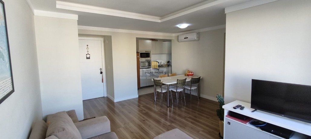 Excelente, amplo e ensolarado apartamento 3 dormitórios sendo 1 suíte, com living 2 ambientes, banheiro social, semimobiliado e com 2 vagas de garagem.