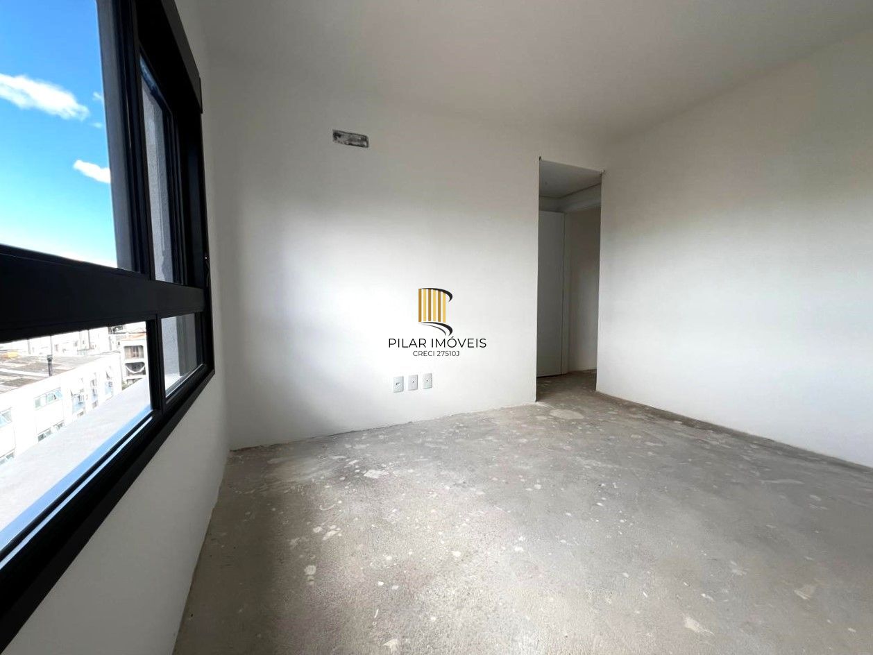 Excelente apartamento 2 dormitórios com sacada e vaga coberta no Petrópolis
