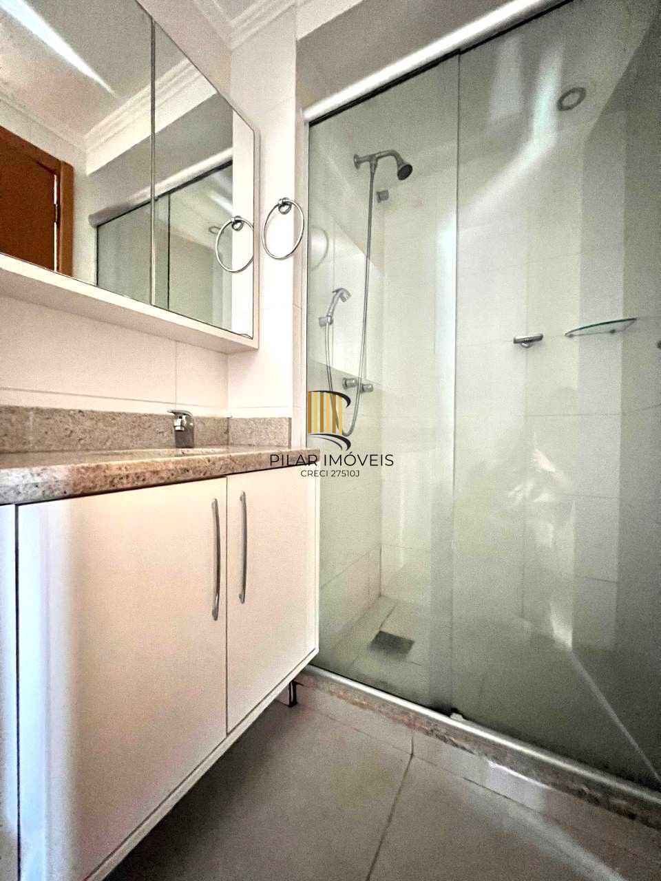 Apartamento 2 dormitórios semimobiliado com box duplo e Infra no Menino Deus