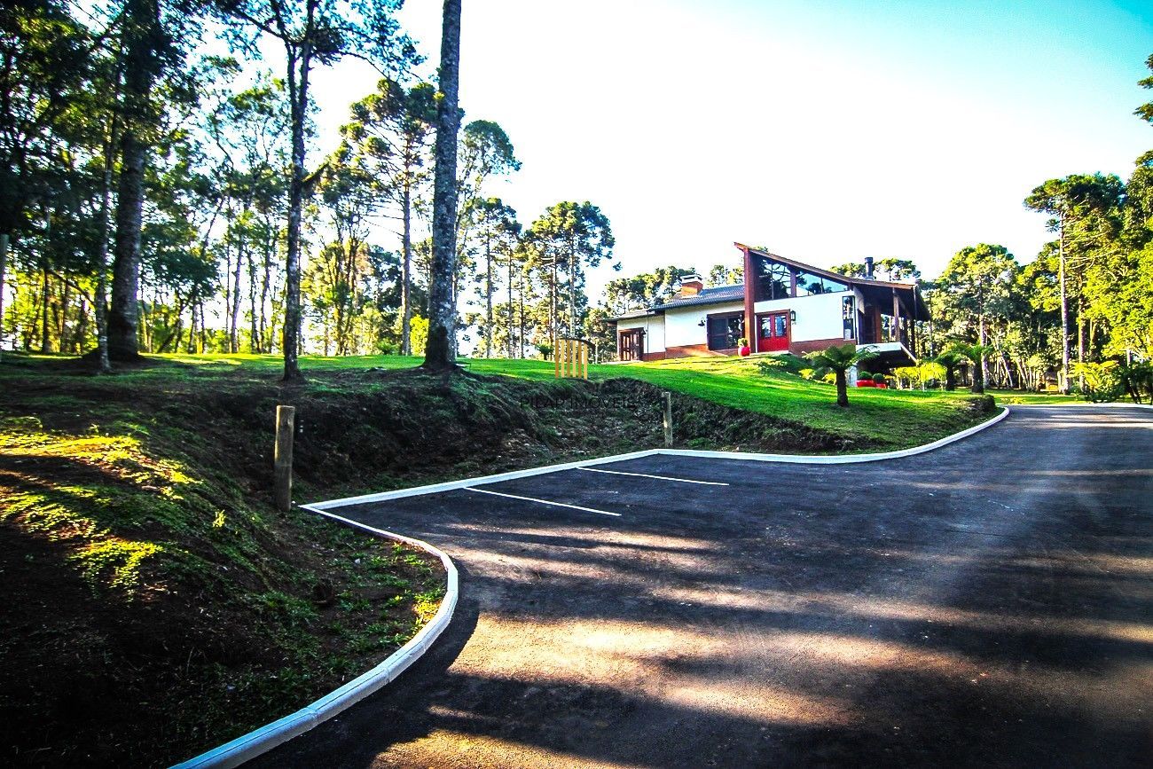 Casa Alto Padrão localizada a 5 quilômetros do centro de Canela, em meio a natureza com 16,600² em localização privilegiada e valorizada..