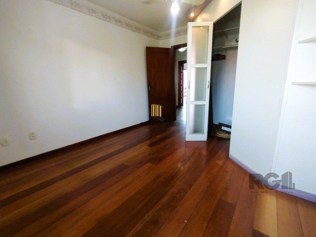 lindíssima e confortável casa com 3 quartos, piscina e 3 vagas no Parque Santa Fé em Porto Alegre!