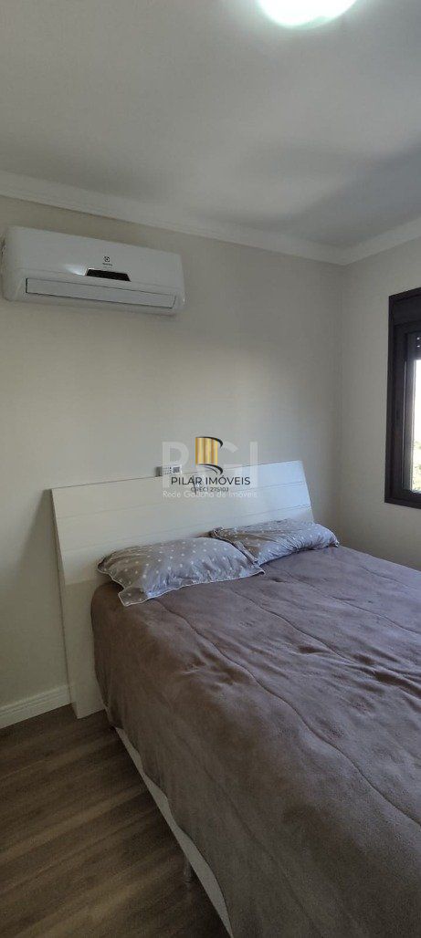 Excelente, amplo e ensolarado apartamento 3 dormitórios sendo 1 suíte, com living 2 ambientes, banheiro social, semimobiliado e com 2 vagas de garagem.