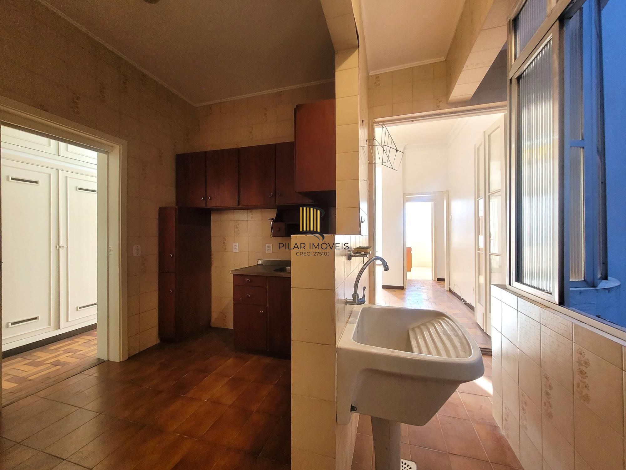 Excelente apartamento 2 dormitórios com  vista espetacular e sacada  na Rua :Dr. Barros Cassal .