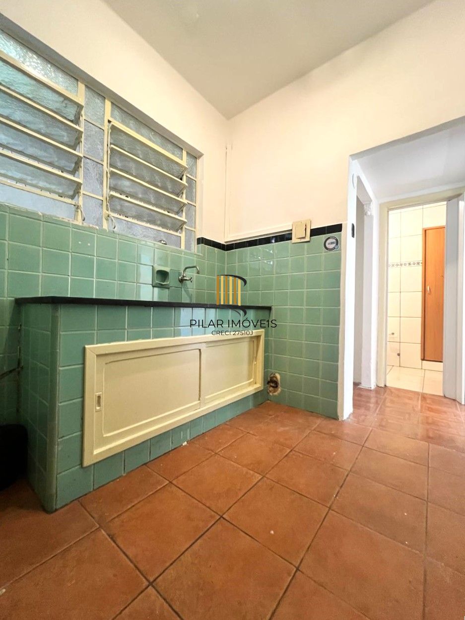 No Centro de Porto Alegre, apartamento 1 dormitório de frente e com sacada!