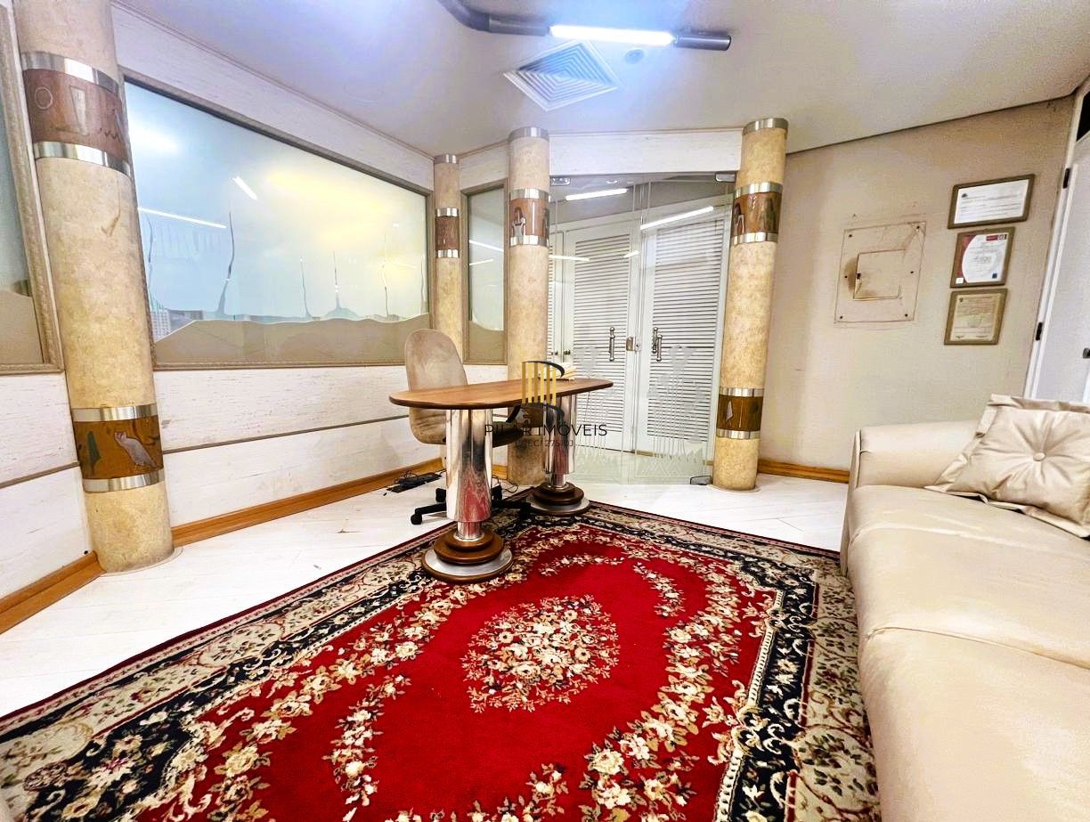 AMPLA SALA COMERCIAL NO CENTRO DE PORTO ALEGRE, DE FRENTE,  MOBILIADA E DECORADA!