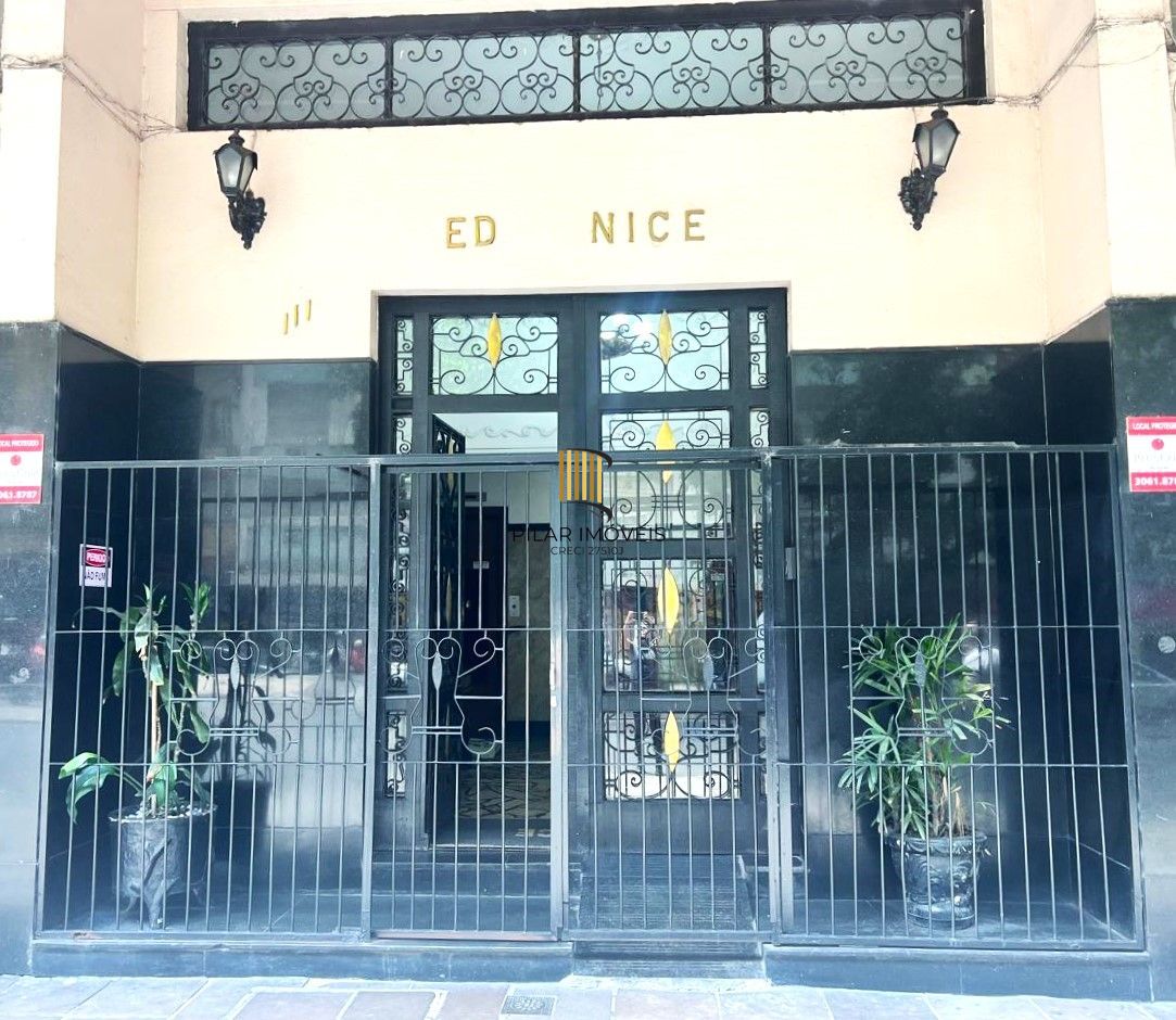 No Centro de Porto Alegre, apartamento 1 dormitório de frente e com sacada!