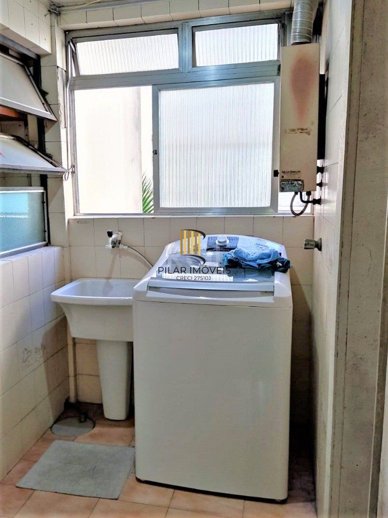 Apartamento 2 dormitórios semimobiliado, living 2 ambientes com lareira, cozinha e área de serviço, banheiro social, sacada e churrasqueira. 