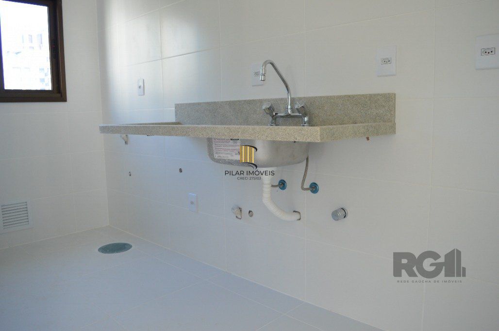 Lindo apartamento 2 dormitórios com 2 suítes, lavabo, vaga de garagem, amplo living 2 ambientes e cozinha com churrasqueira.