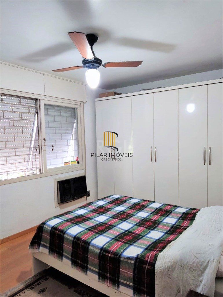 Apartamento 2 dormitórios semimobiliado, living 2 ambientes com lareira, cozinha e área de serviço, banheiro social, sacada e churrasqueira. 