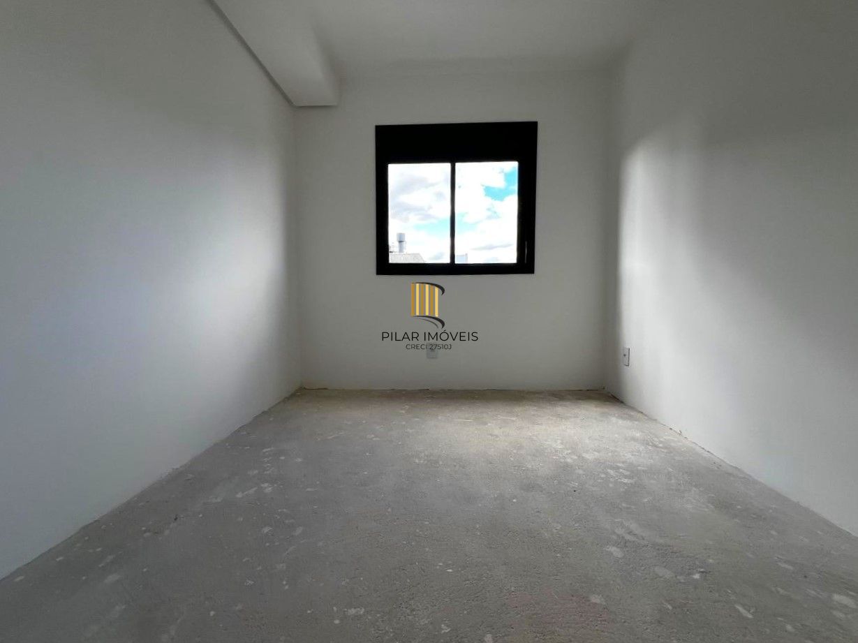 Excelente apartamento 2 dormitórios com sacada e vaga coberta no Petrópolis