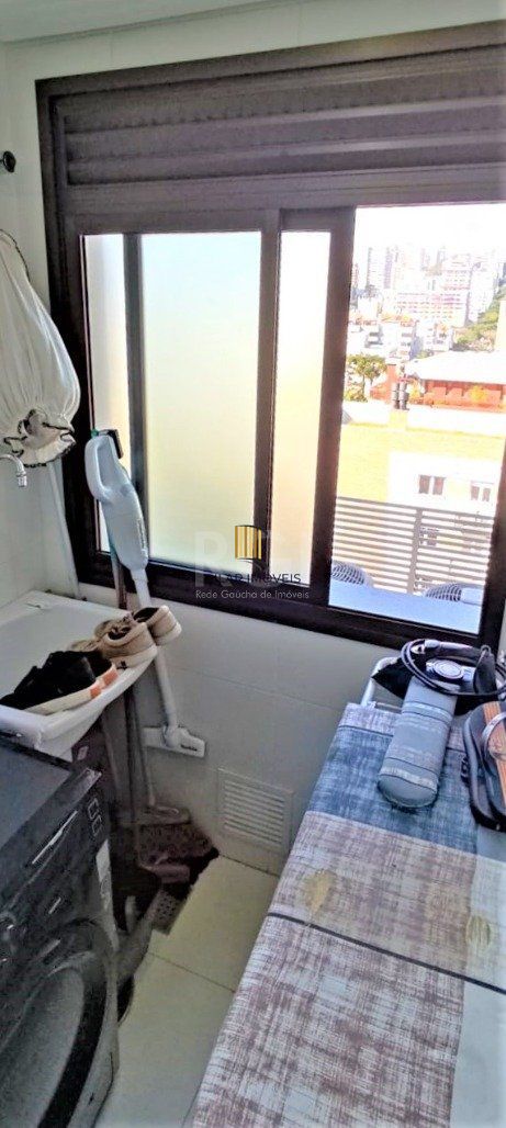 Excelente, amplo e ensolarado apartamento 3 dormitórios sendo 1 suíte, com living 2 ambientes, banheiro social, semimobiliado e com 2 vagas de garagem.